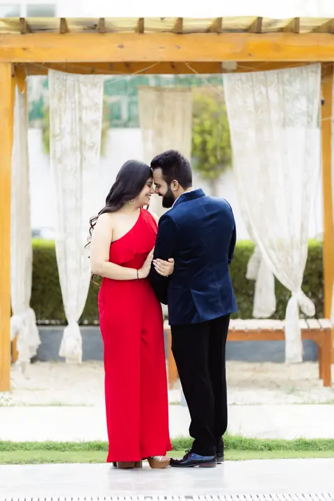 Pre-wedding shoot in Gurgaon and Delhi NCR by Chirag Photo World